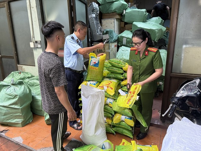 Hà Nội: Kinh doanh gạo ST25 giả nhãn hiệu, cửa hàng bị phạt tiền, buộc tiêu hủy bao bì vi phạm