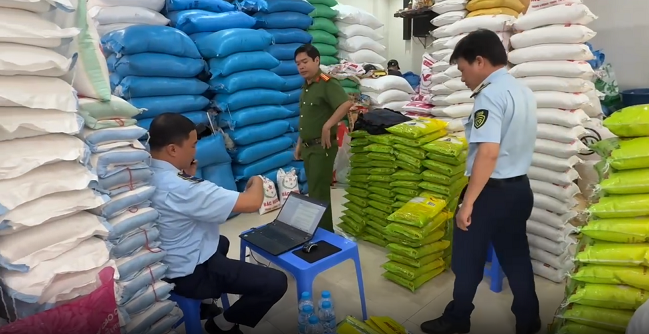 Phát hiện hàng loạt vụ việc kinh doanh gạo ST25 giả mạo nhãn hiệu tại Hà Nội