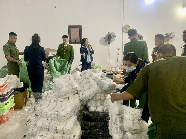 Khởi tố đối tượng sản xuất tất giả nhãn hiệu Nike, Adidas, Uniqlo