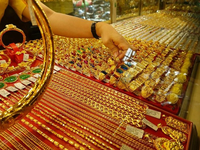 Cảnh giác thủ đoạn đánh tráo vàng thật thành vàng giả, lừa đảo hàng loạt hiệu vàng